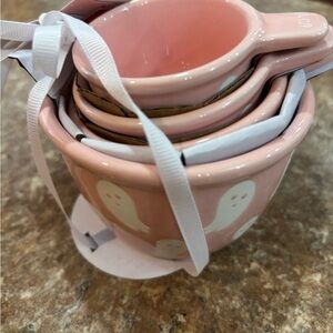 Pink measuring cups with adorable white ghosts on them